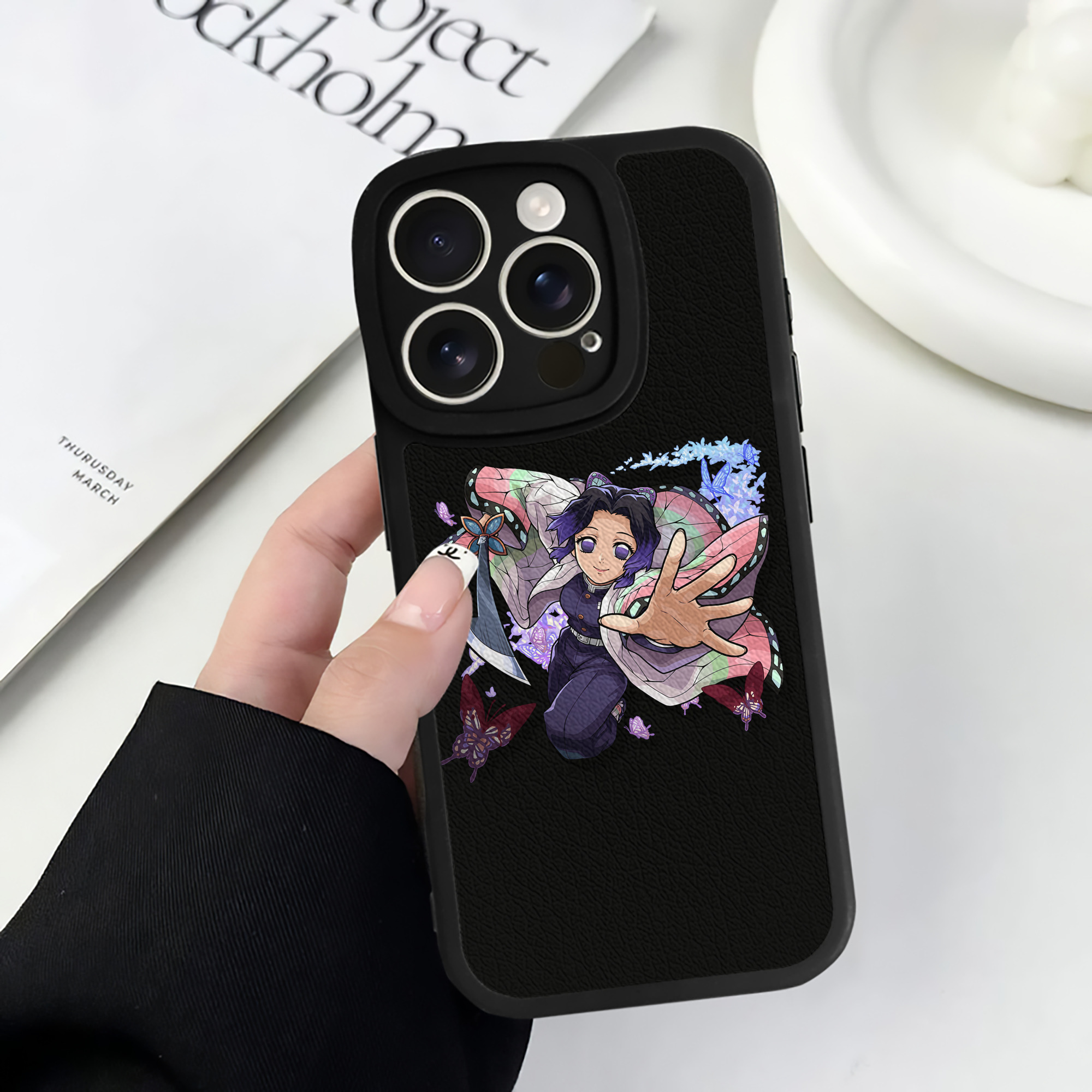 （画像用） 鬼滅の刃（きめつのやいば）蟲柱-胡蝶 しのぶ／こちょう しのぶ Kochou Shinobu 【iPhone 16シリーズ対応】シリコンスマホケース（レザー調） 材質：シリコン